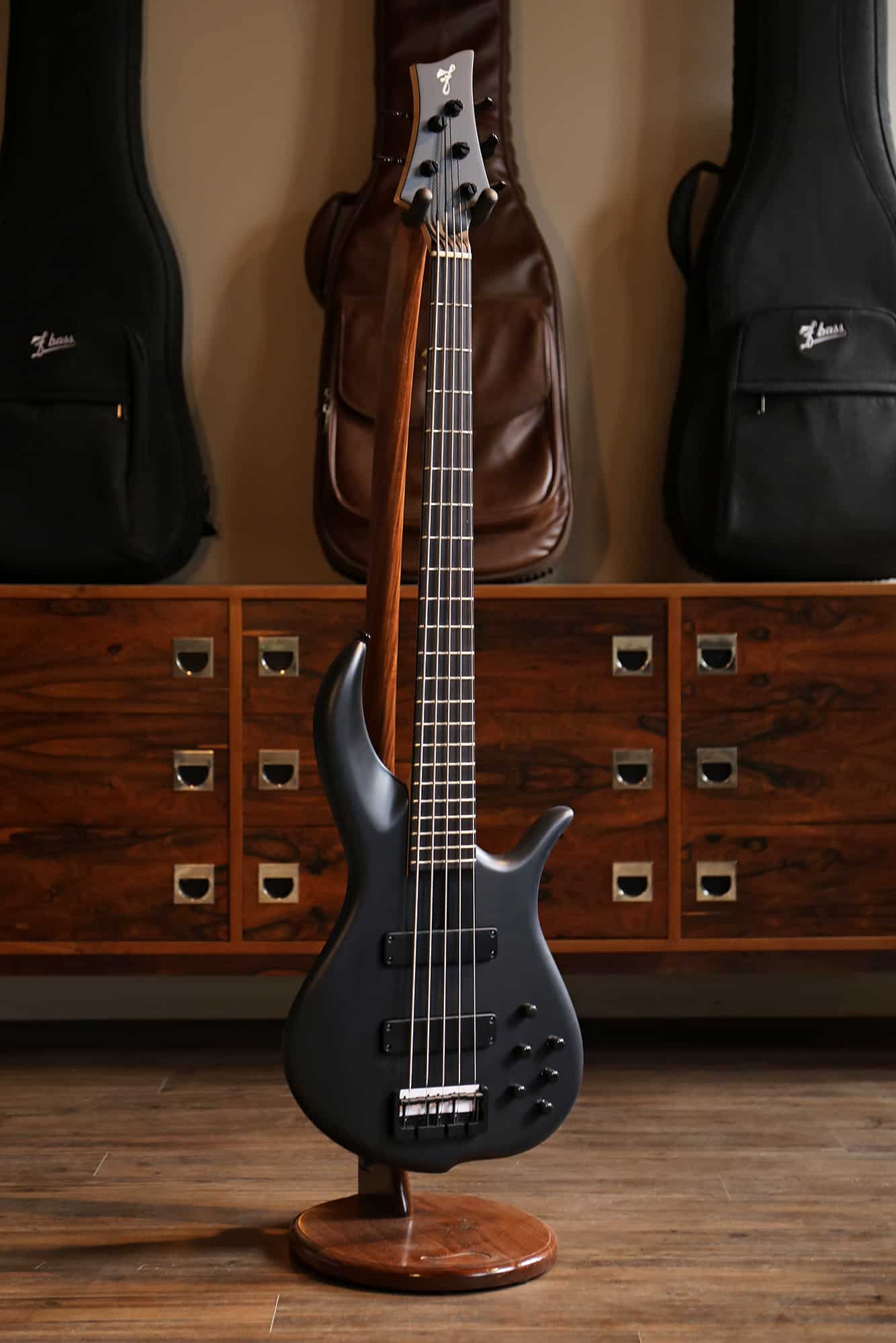 F bass Matte Black BN5
