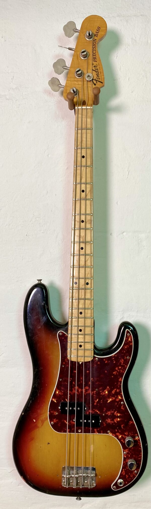 Pre-owned Fender P bass Sunburst (1975)