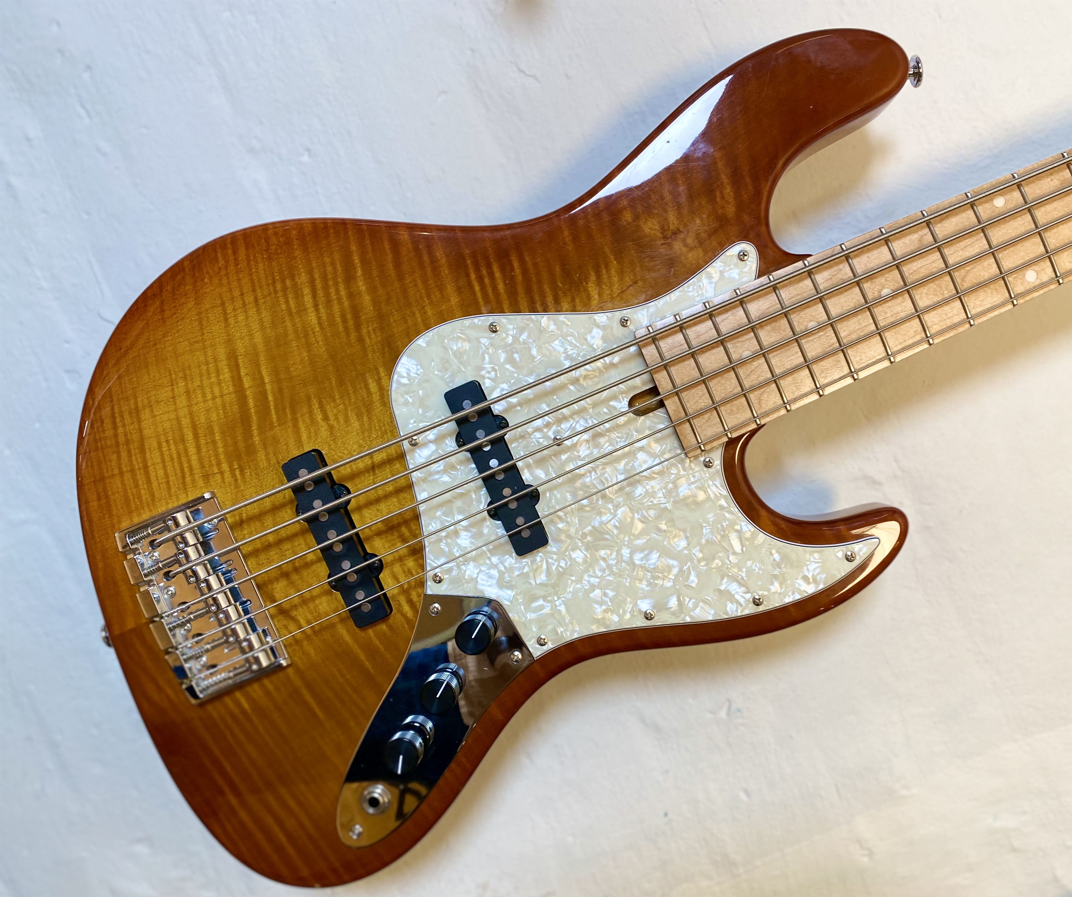 Preowned Bacchus Custom Shop Woodline DX5 Honey Burst | Bass Buddha