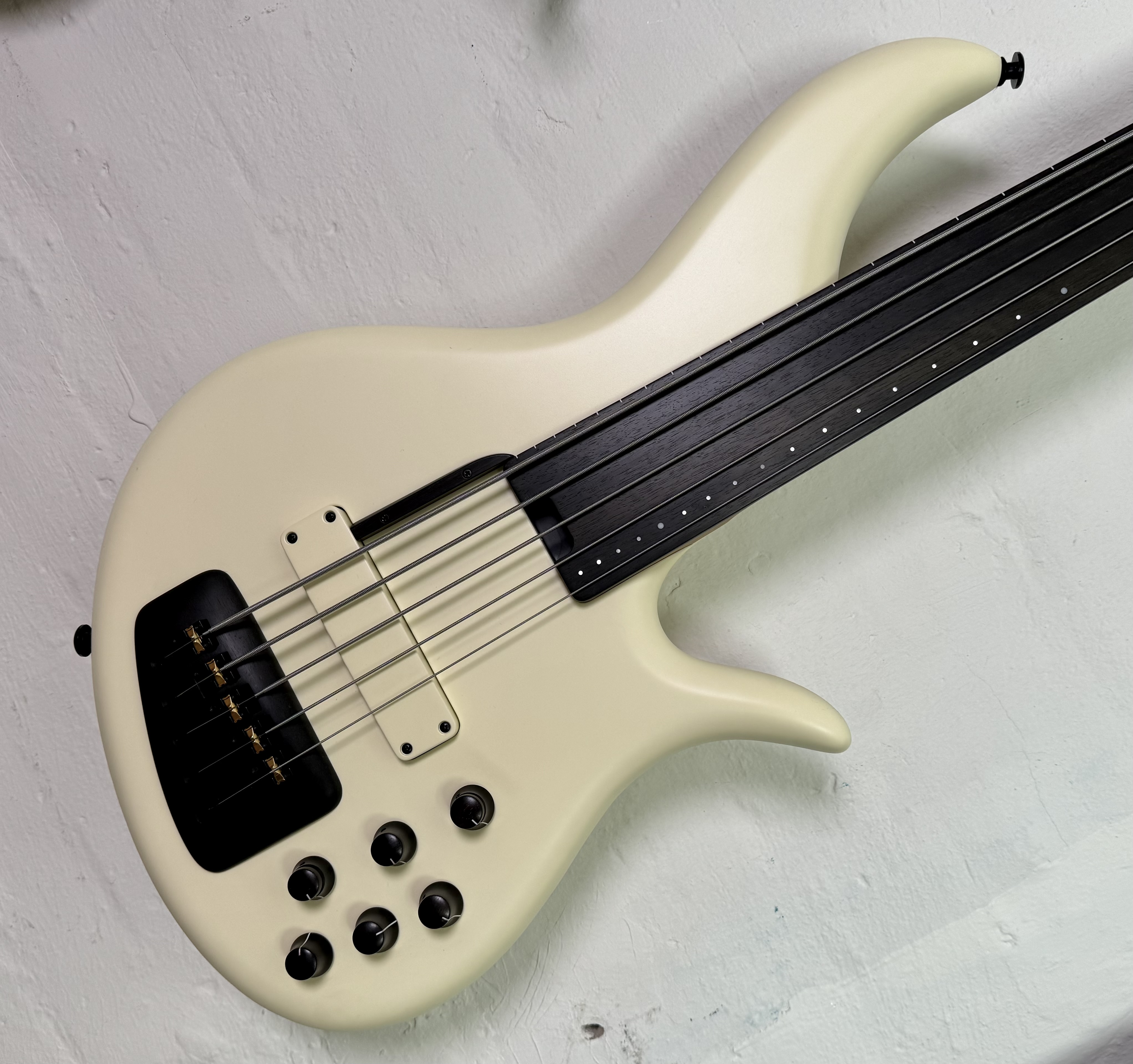 F bass AC5 Matt Olympic W hite