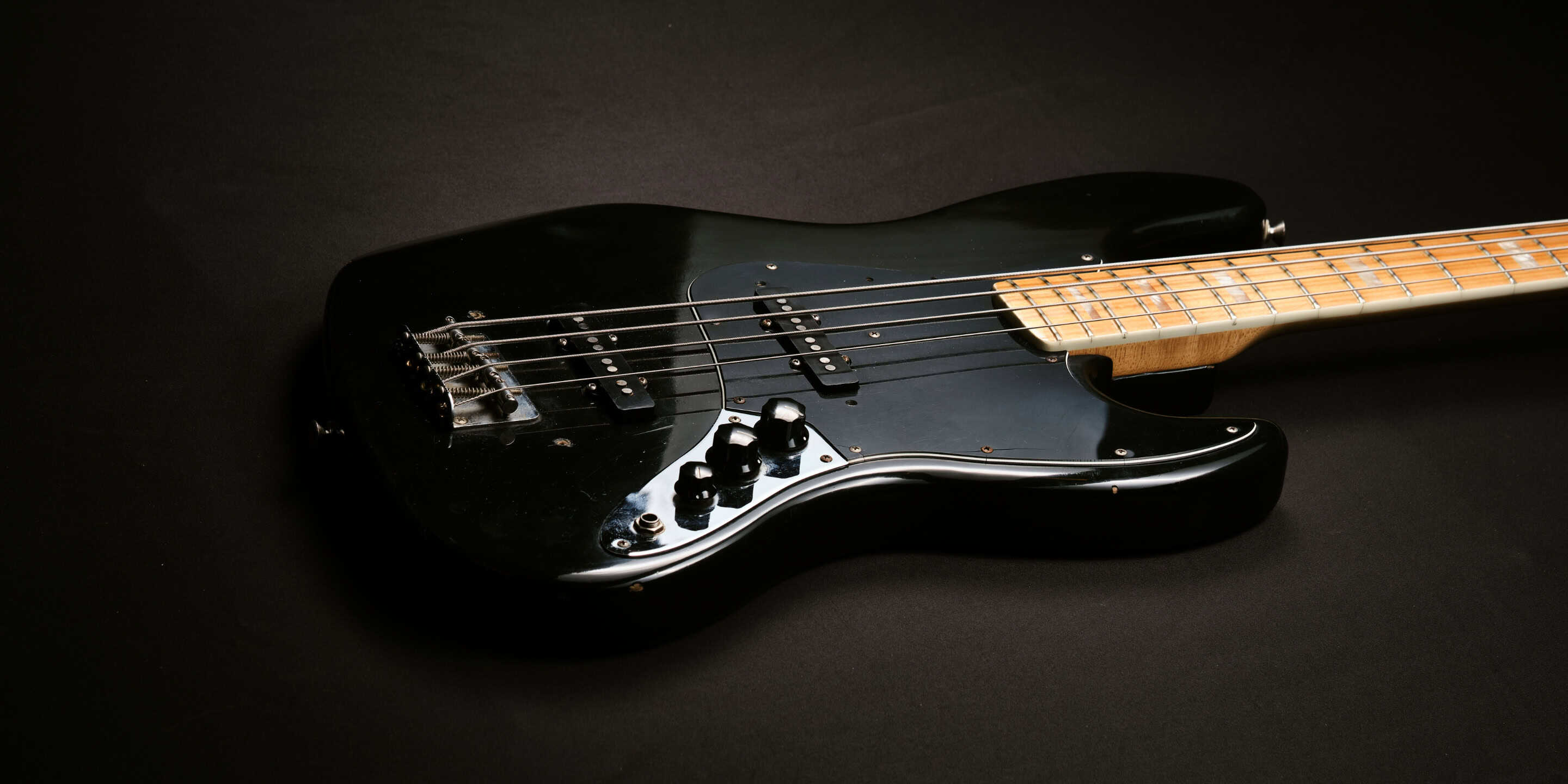 Pre-owned Fender Jazz Bass Black 1977 banner